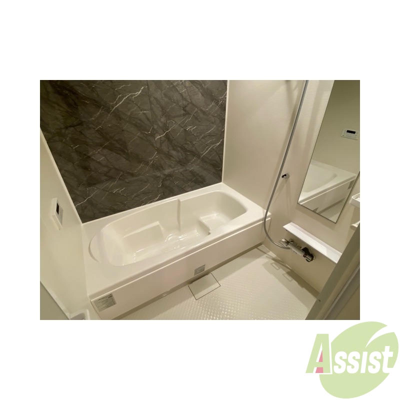 バス・シャワールーム　バスルームはこちら、追い焚き機能もあり広い浴槽がいいですね