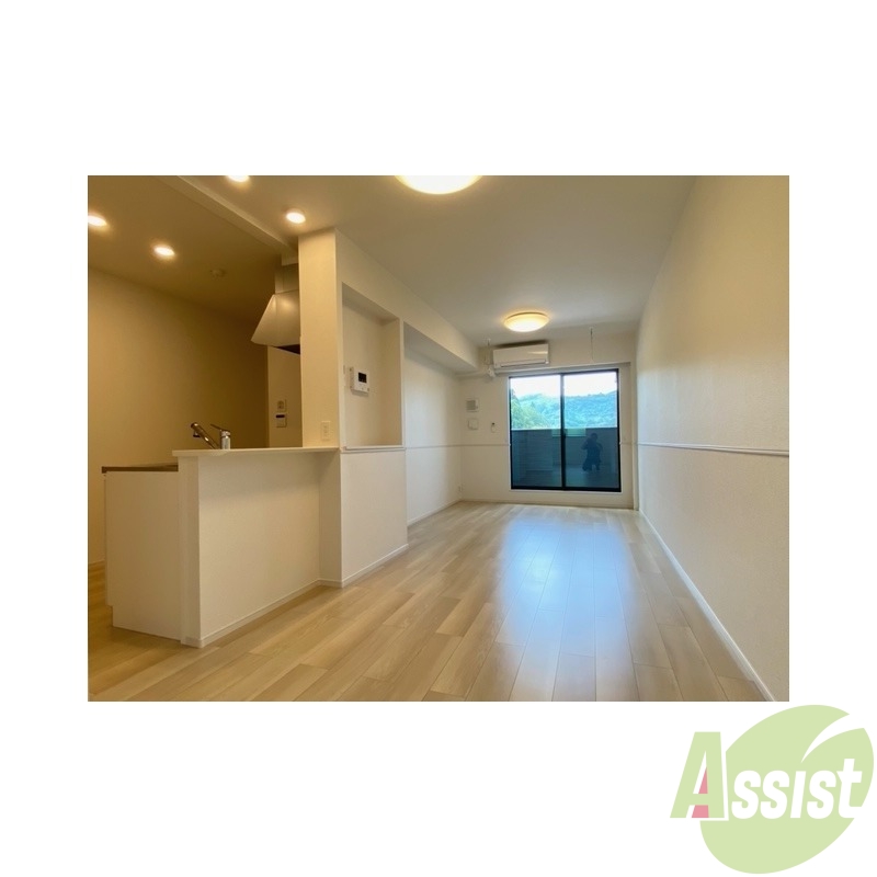 居室・リビング　リビングはこちら、ダウンライトのキッチンがポイントのお部屋