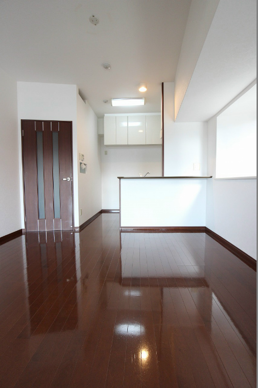 居室・リビング　人気のカウンターキッチンは圧倒的な広さを誇るLDK