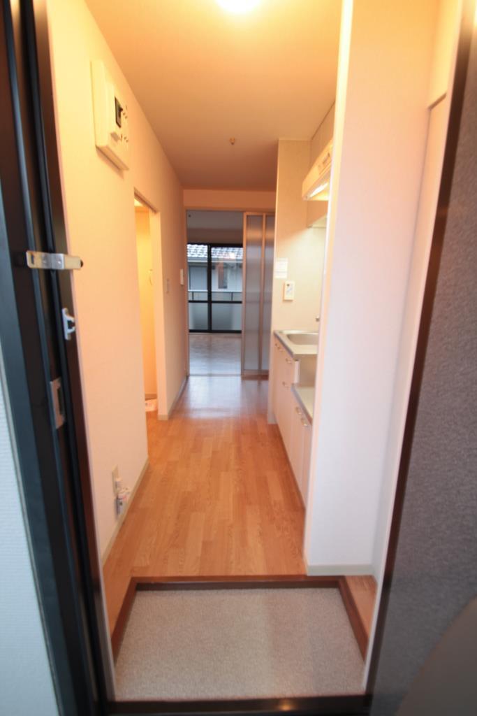 玄関　ポスト付きの玄関！！天井が高いので圧迫感ありません!!