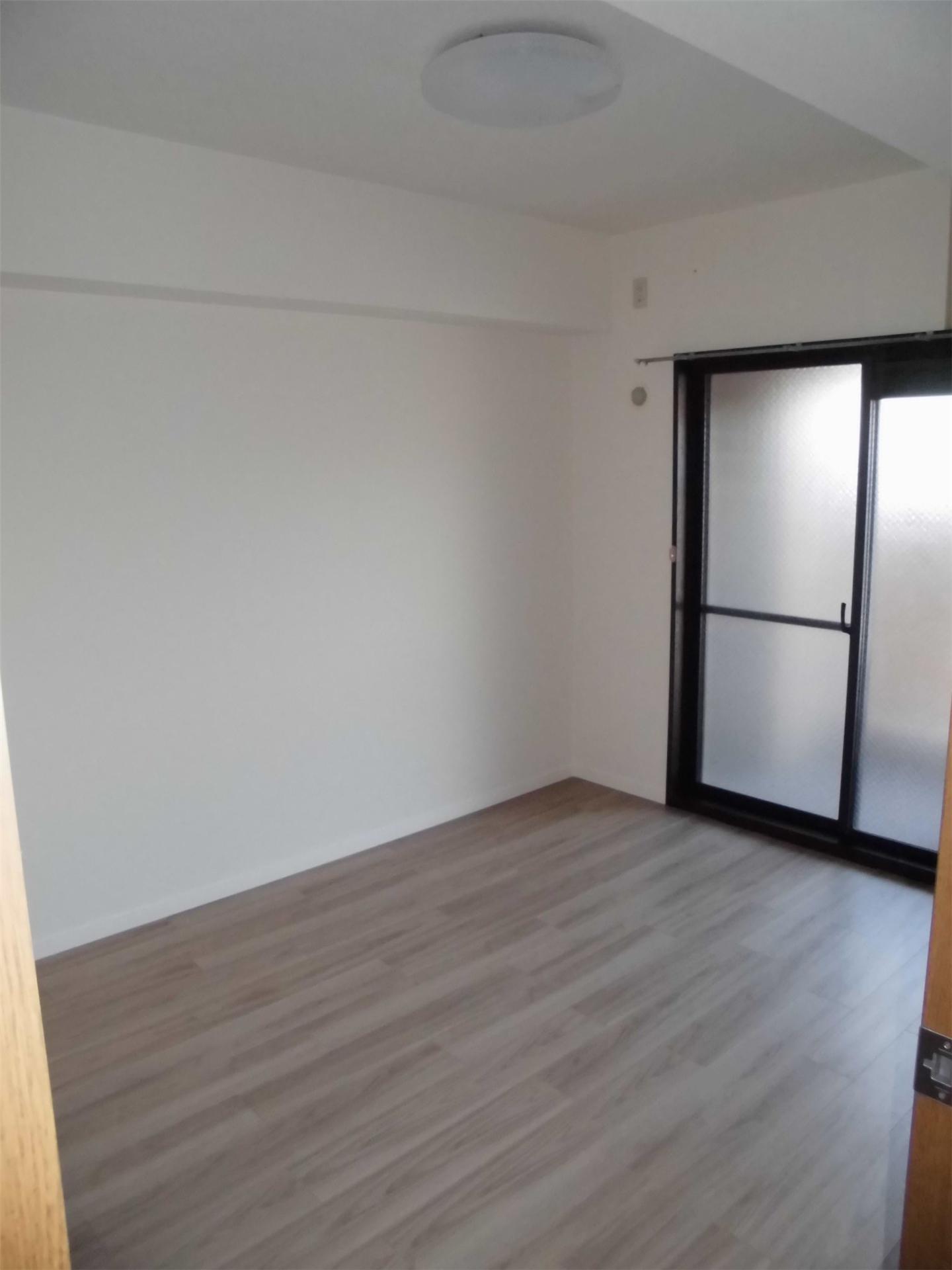 トイレ　洋室にもバルコニーが付いてます♪