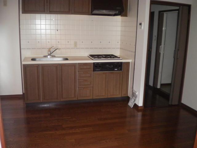 玄関　6帖のダイニングキッチン!!使い易いシステムキッチンですよ♪