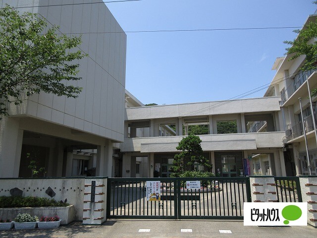 小学校　鳴門市立撫養小学校（小学校）まで1385m