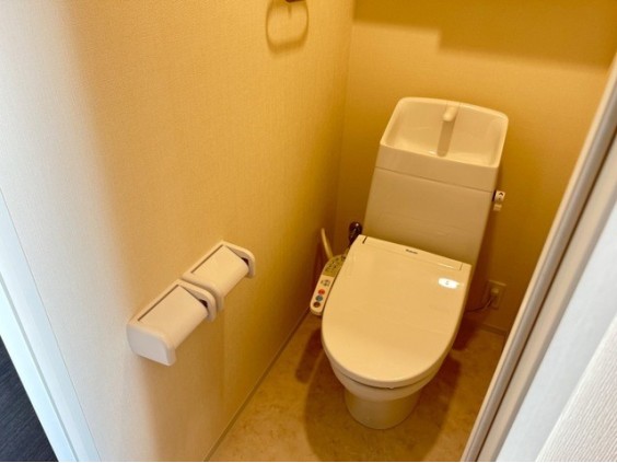 トイレ　温水洗浄便座　収納棚あります