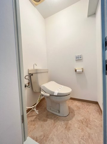 トイレ　別号室の写真です。ご参考までに