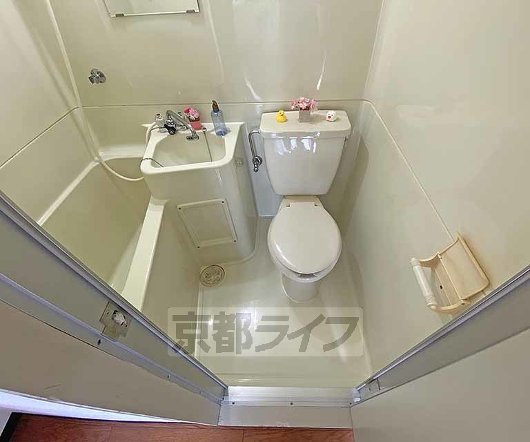 トイレ　ゆとりのある広さのトイレスペースです。