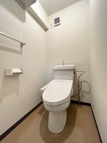 トイレ　別号室画像。ご参考下さい