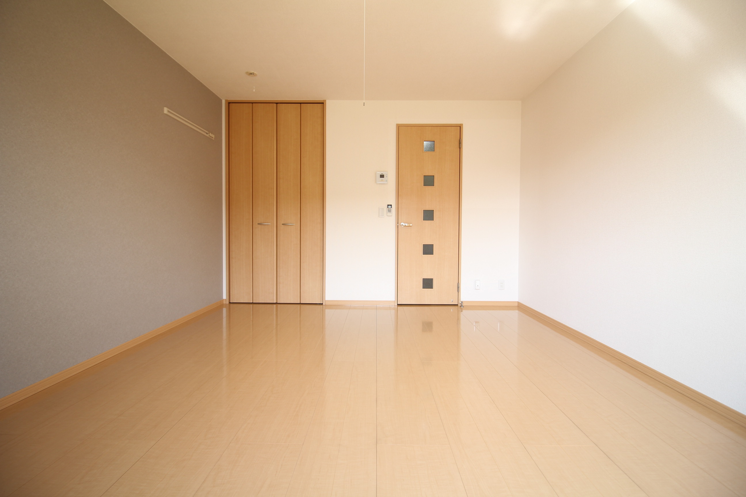 居室・リビング　10帖で広めの居室♪