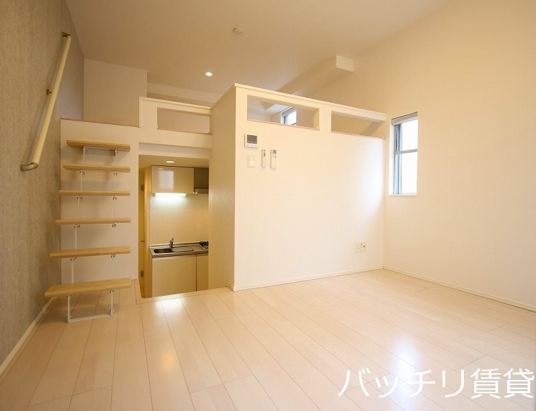 居室・リビング　別号室タイプの為、現状を優先致します。