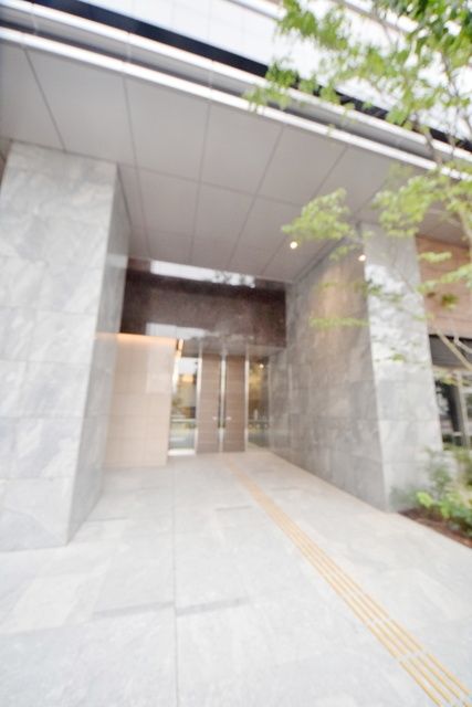 エントランス　お問合せはタウンハウジングまで