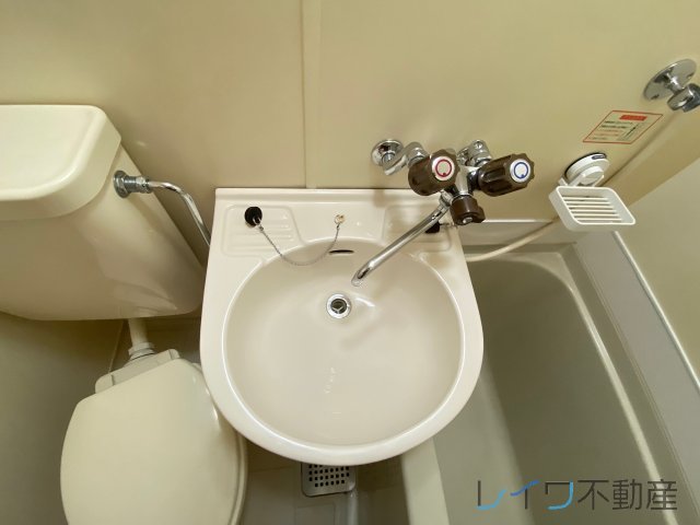 洗面設備　ゆったりとスペースのある洗面所