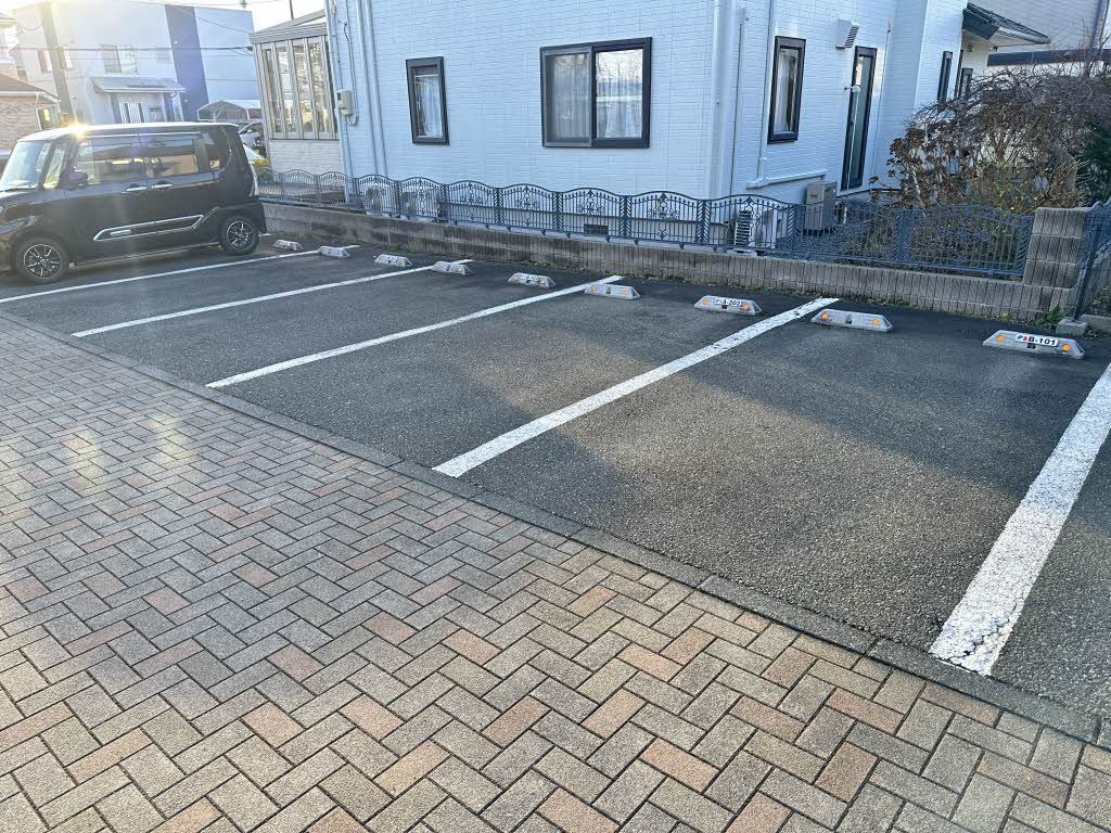 建物外観　駐車場