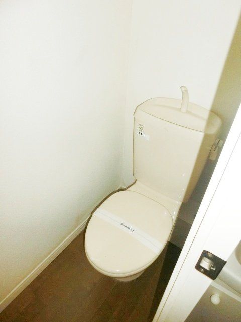 トイレ　シンプルで清潔感のあるトイレ