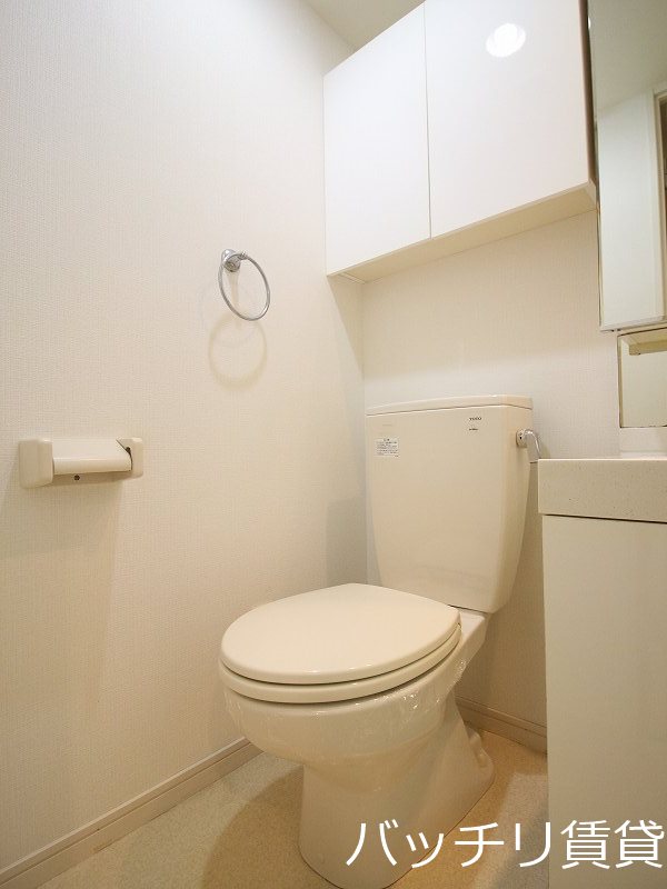 トイレ　別号室タイプの為、現状を優先致します。