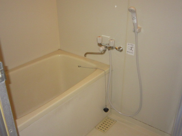 バス・シャワールーム　同物件別部屋の写真です