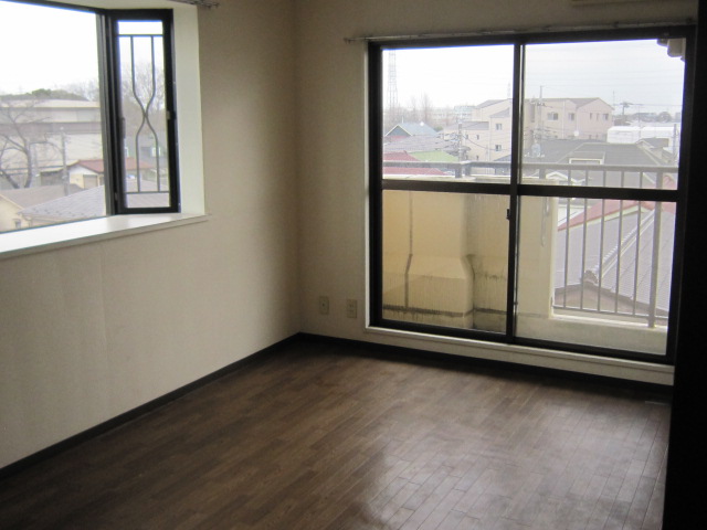 居室・リビング　同物件別部屋の写真です