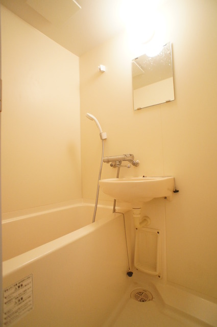 バス・シャワールーム　清潔感のある浴室で、１日の疲れを癒しリラックスできます。