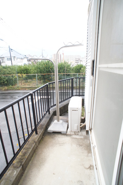 バルコニー　バルコニーがあるので洗濯物を太陽の下で干すことができます♪