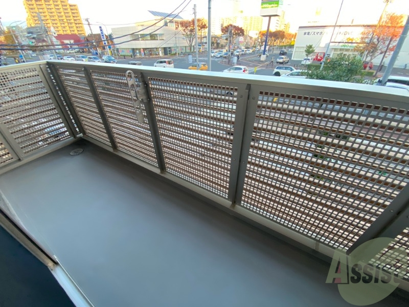 バルコニー　バルコニーは幅もしっかりあって洗濯物がはかどりそうですね。