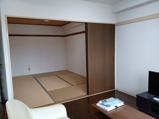 居室・リビング　落ち着いた雰囲気の和室付きです