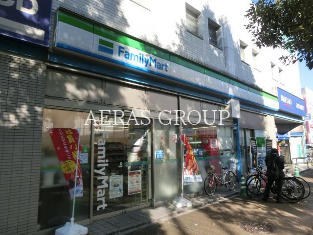 コンビニ　ファミリーマート西新井駅東口店（コンビニ）まで132m