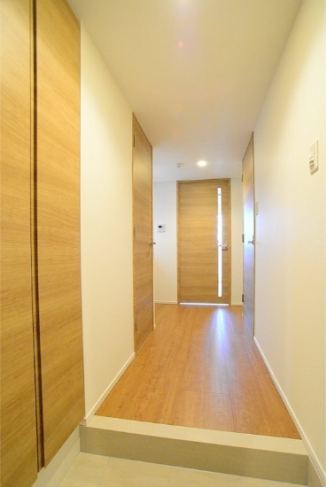 玄関　【参考】同建物内の別のお部屋の画像です