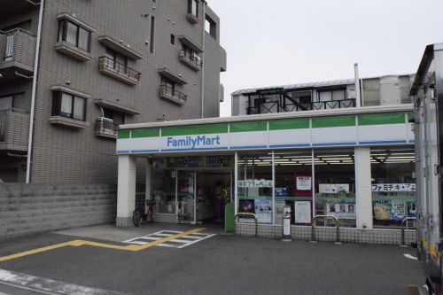 コンビニ　ファミリーマート灘篠原本町店（コンビニ）まで379m