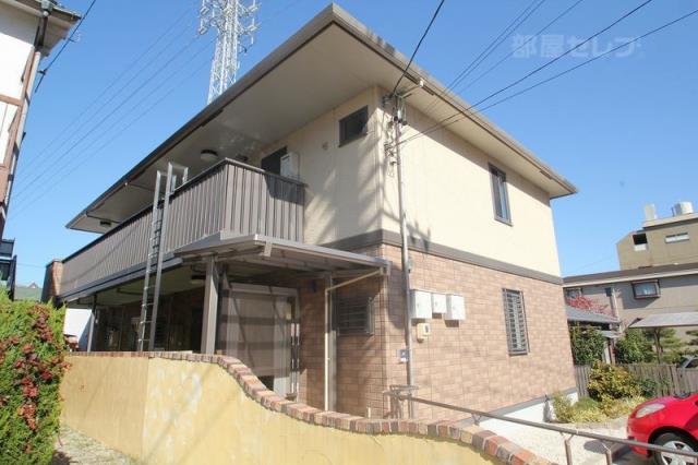 建物外観　エントランス入口も鍵で開けます。