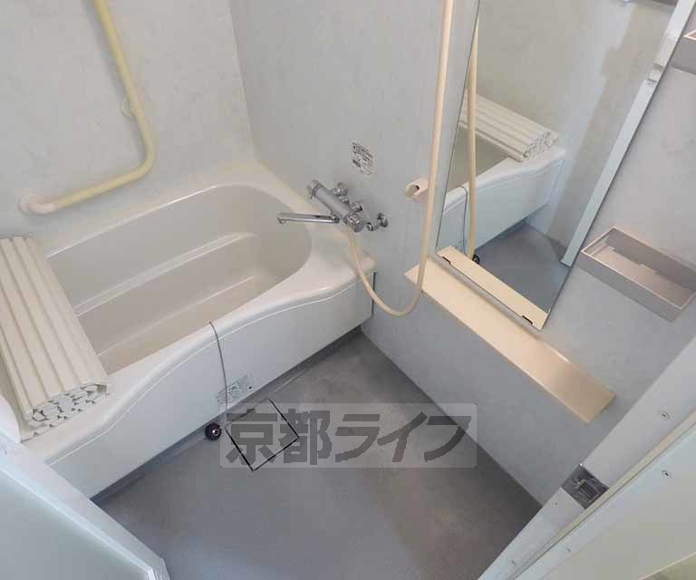 バス・シャワールーム　バスルームです。