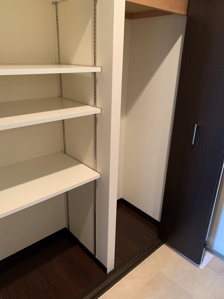 その他設備　玄関に大型収納あり。靴が多い方やお掃除道具など収納いただけま