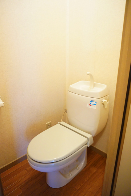 トイレ　※補修前の参考画像の為、設備等は現況優先。