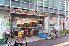 コンビニ　セブンイレブン 大久保2丁目明治通り店（コンビニ）まで303m