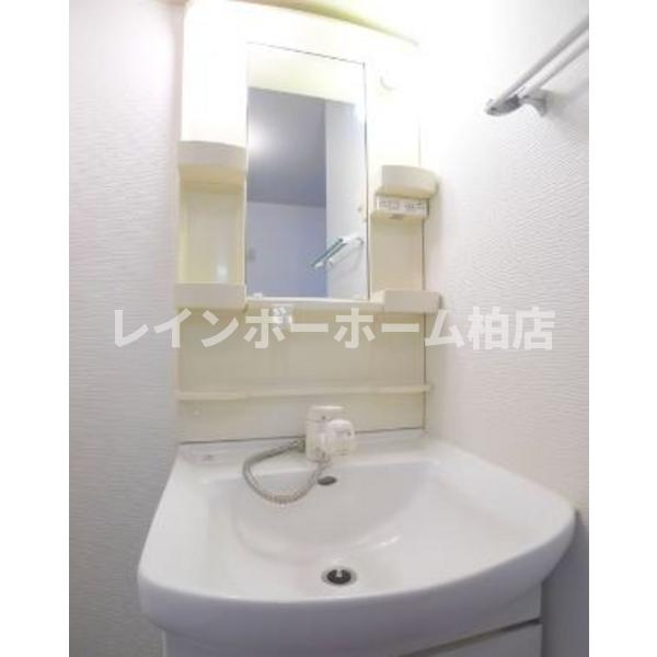 洗面設備　明るい洗面所です