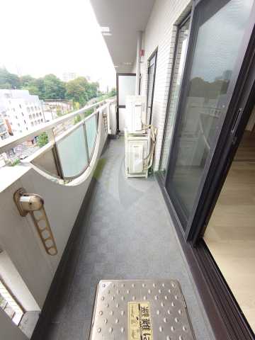 バルコニー　上層階のお部屋の写真になります。