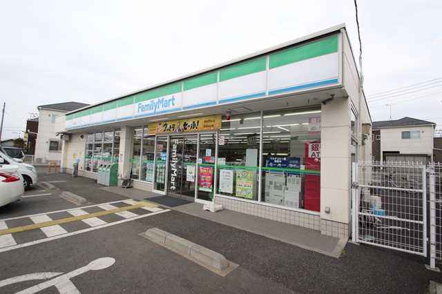 コンビニ　ファミリーマート（コンビニ）まで807m