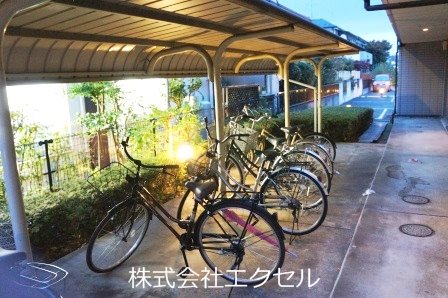 その他共有部分　屋根付きの駐輪場です。