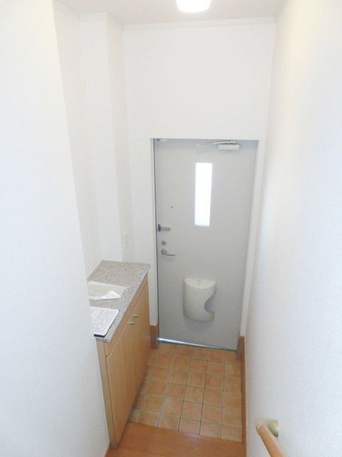 玄関　玄関にはトールタイプのシューズボックスがあります。