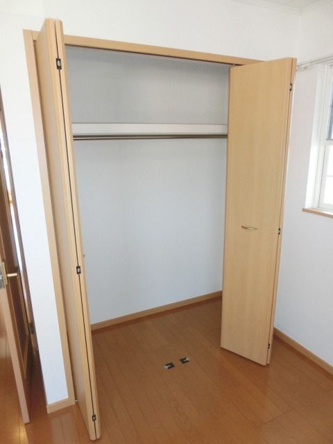 収納　コートなど収納しやすいクローゼットです