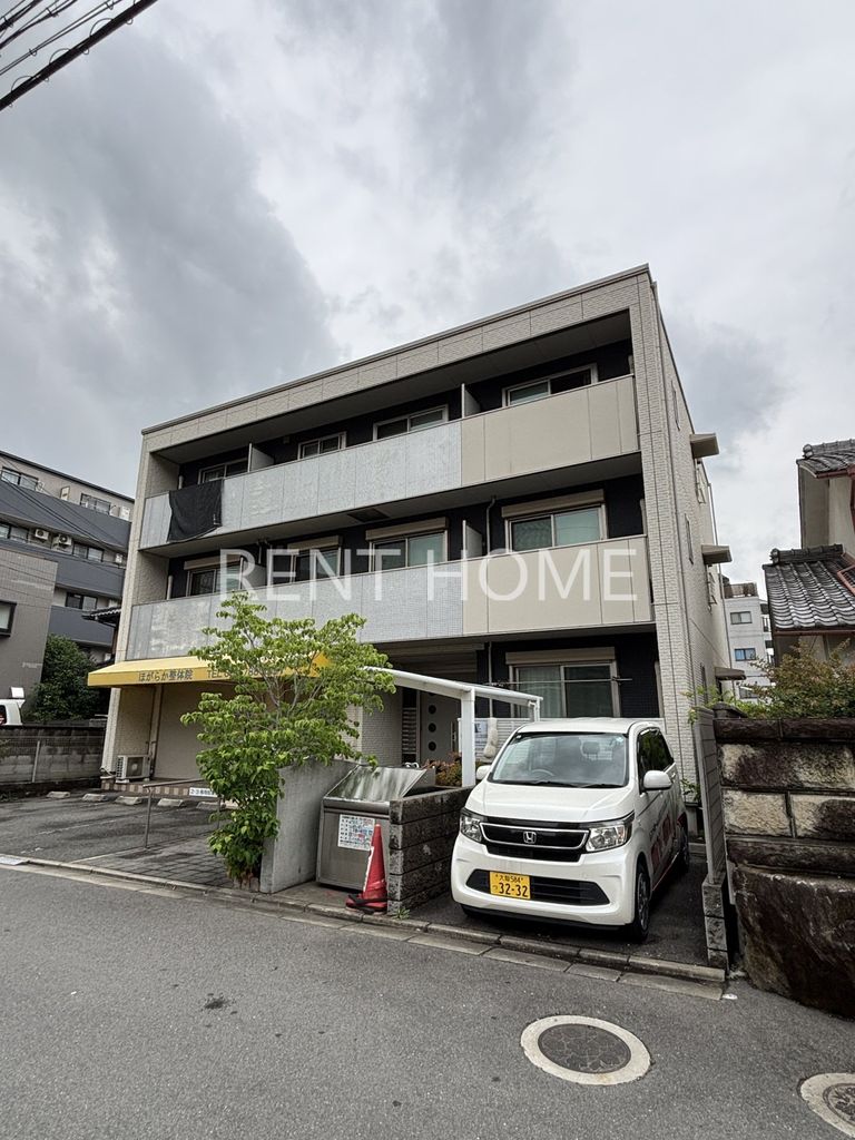 建物外観　鉄骨造の３階建てのおしゃれな建物です。