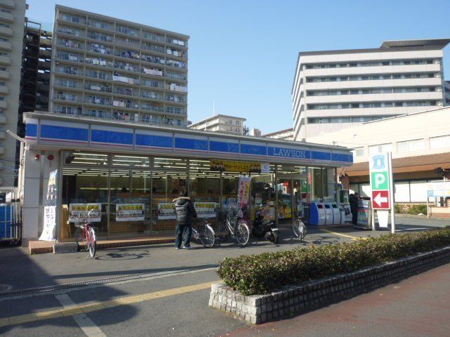 コンビニ　ファミリーマート八戸ノ里駅東店（コンビニ）まで486m