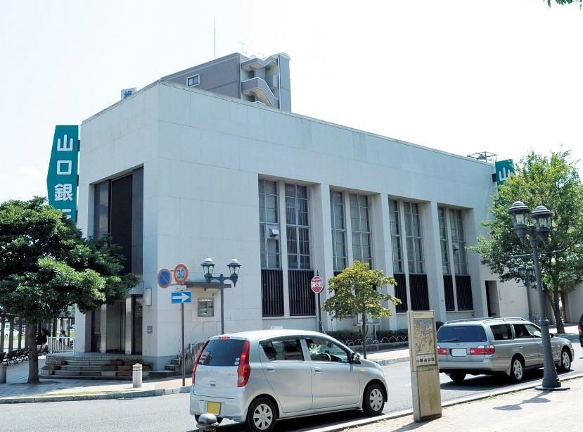 銀行　山口銀行唐戸支店（銀行）まで370m