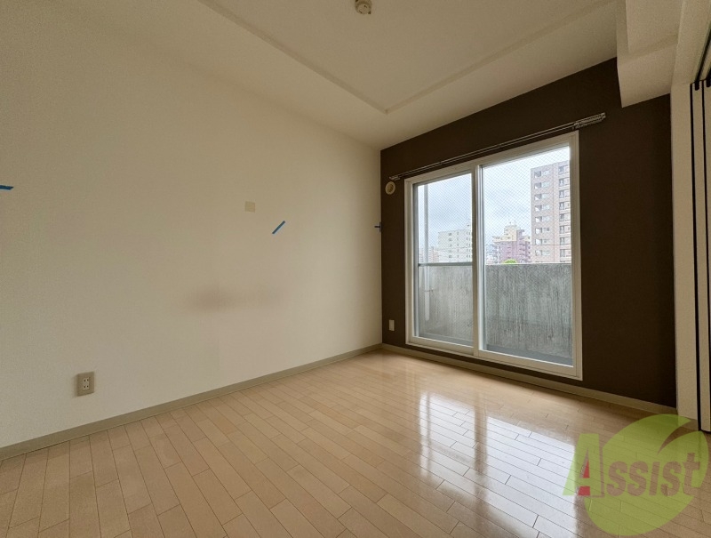 その他部屋・スペース　寝室はこちらです。光が差し込む、温かみのあるお部屋です。