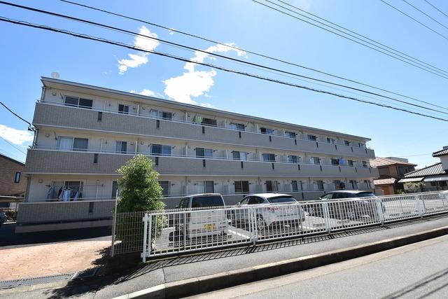建物外観　鉄骨造　３階建て