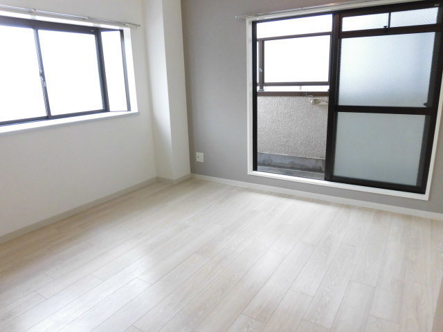 居室・リビング　出窓のあるお部屋です。