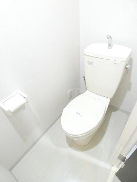 トイレ　違うお部屋の写真です。ご参考までに