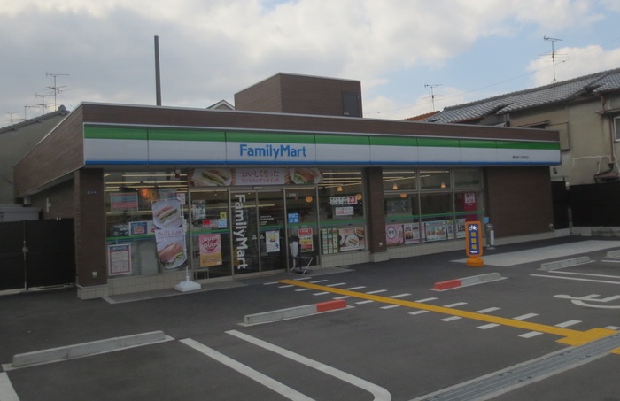コンビニ　ファミリーマート（コンビニ）まで138m