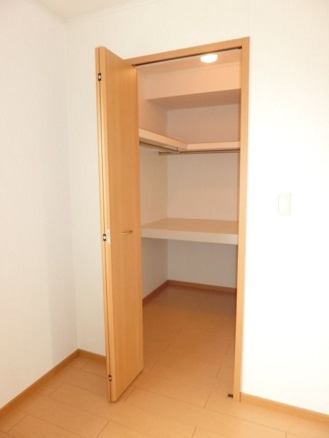収納　ウォークインタイプの収納です