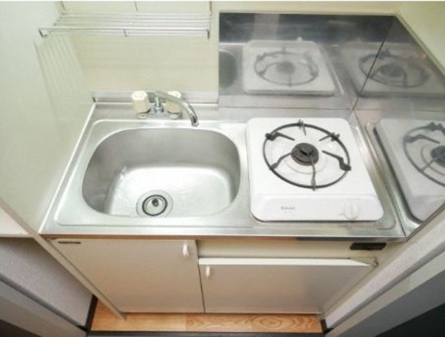 キッチン　同物件別部屋のお写真です。現況優先です。