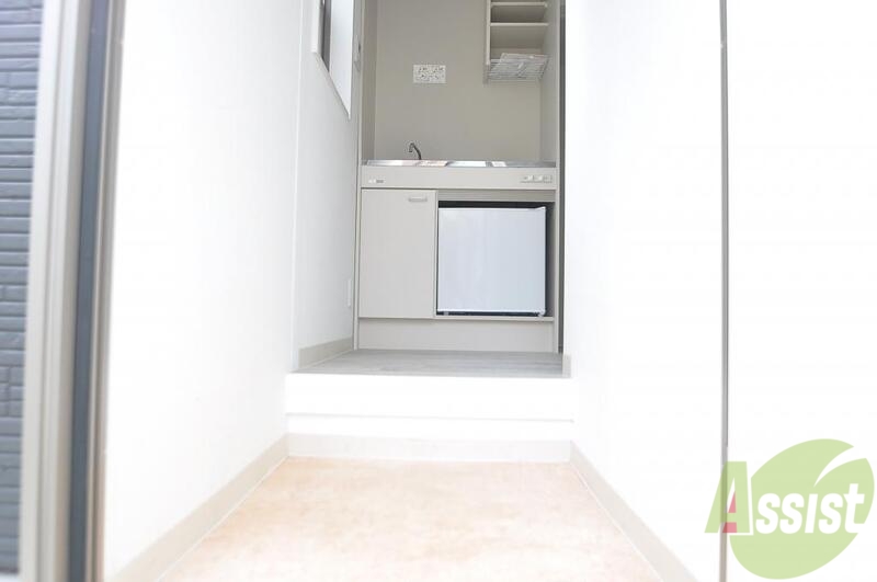 玄関　玄関を開けると階段でお部屋に上がります