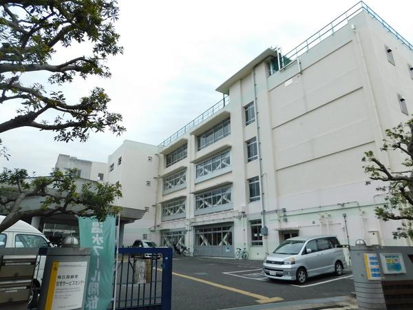 中学校　世田谷区立梅丘中学校（中学校）まで689m